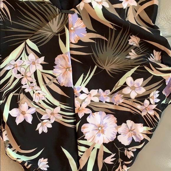 Volcom swimwear bodysuit - Picture 9 of 10